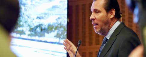 Puente castiga a Ouigo, Iryo y Renfe con los cánones para salvar las cuentas de ADIF