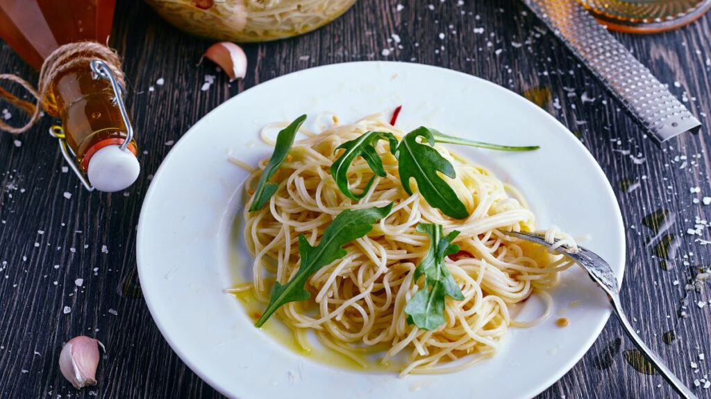 Espaguetis con ajo y aceite: (Canva)