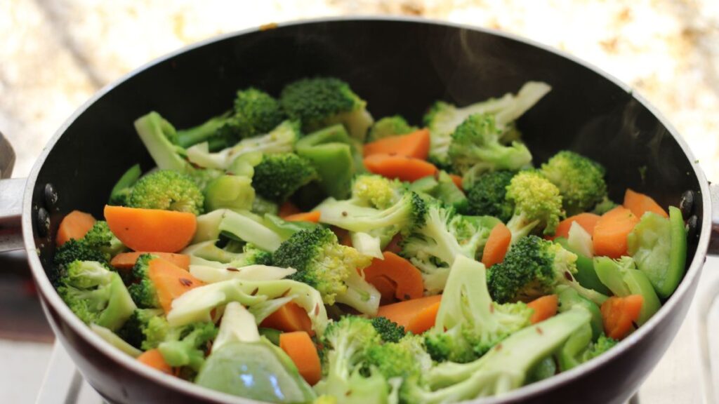 Olla con verduras cocidas: (Canva)