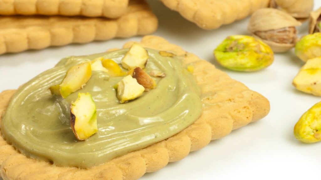 Una galleta con crema de pistacho: (Canva)