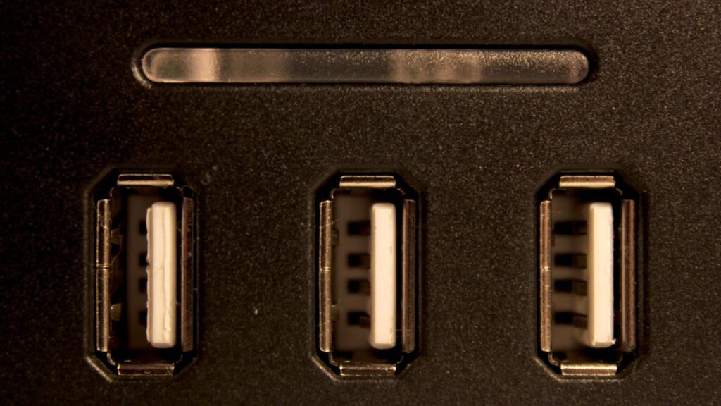 Puertos USB: (Canva)