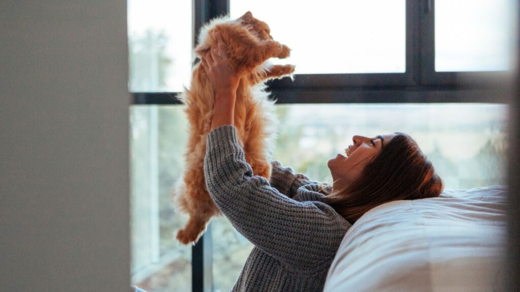 Una dueña y su gato: (Canva)