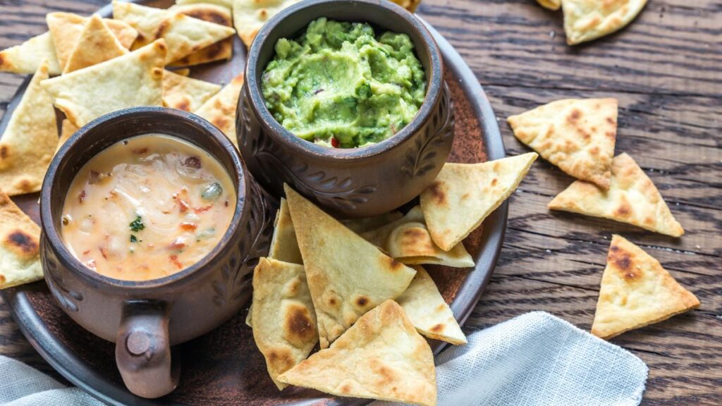 Guacamole y queso cheddar con totopos: (Canva)