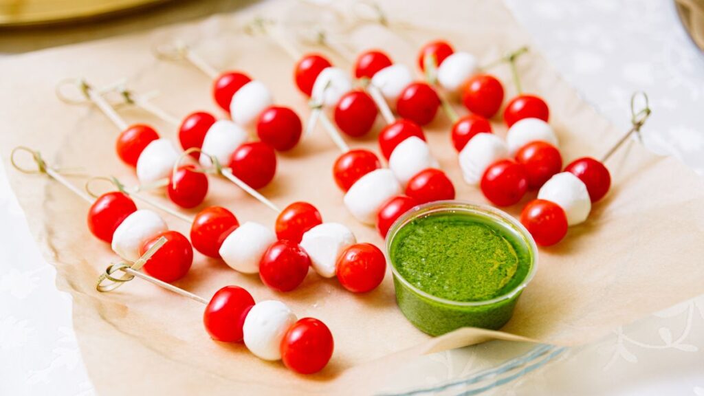 Brochetas de tomate cherry y mozarella con salsa pesto de parmesano: (Canva)