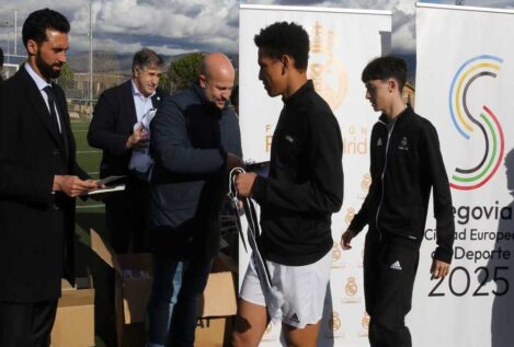 Álvaro Arbeloa visita la escuela de la Fundación Real Madrid en Segovia