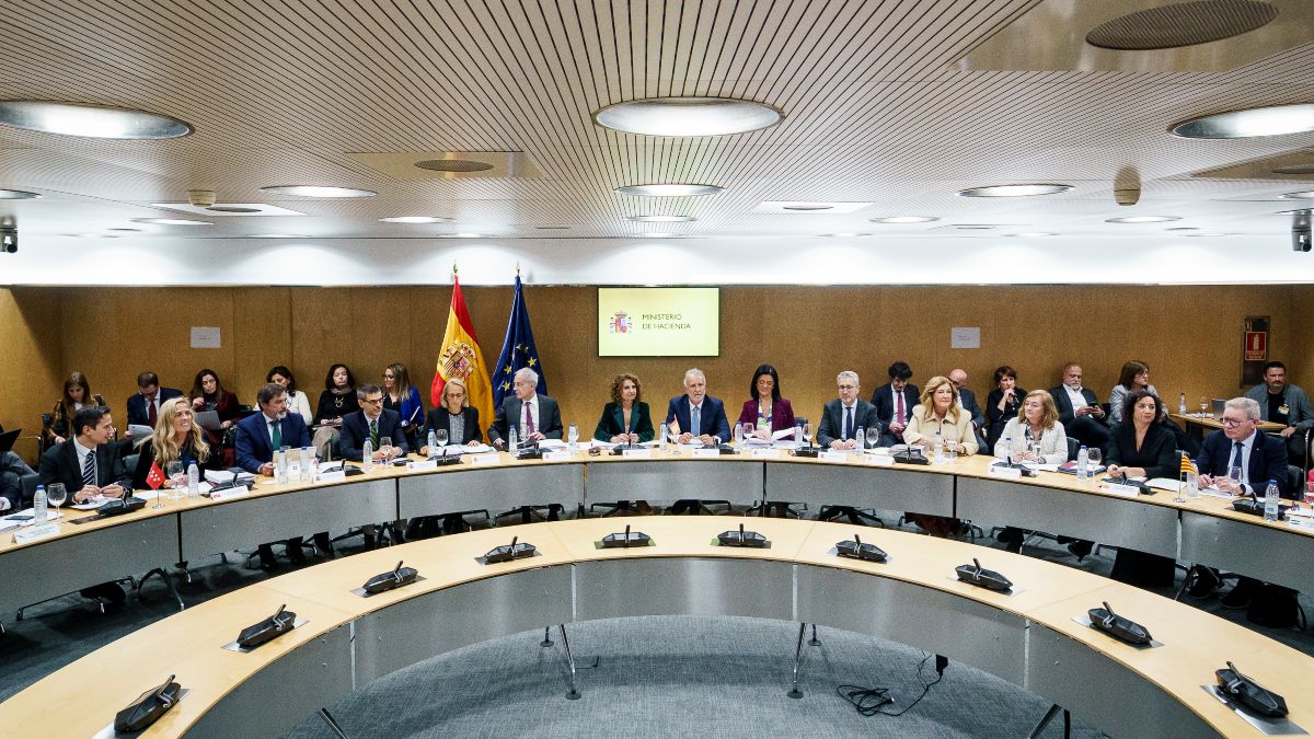 Cataluña tacha de «falta de educación» el plante del PP en la mesa sobre la quita de la deuda