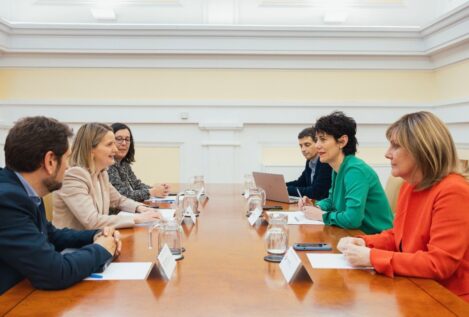 Elma Saiz busca abordar el traspaso de la gestión del Ingreso Mínimo Vital a Cataluña