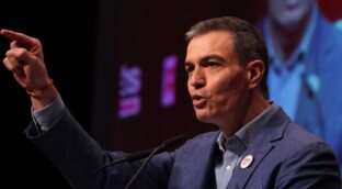 Sánchez critica los giros de Feijóo y afirma que «no le importan nada los pensionistas»