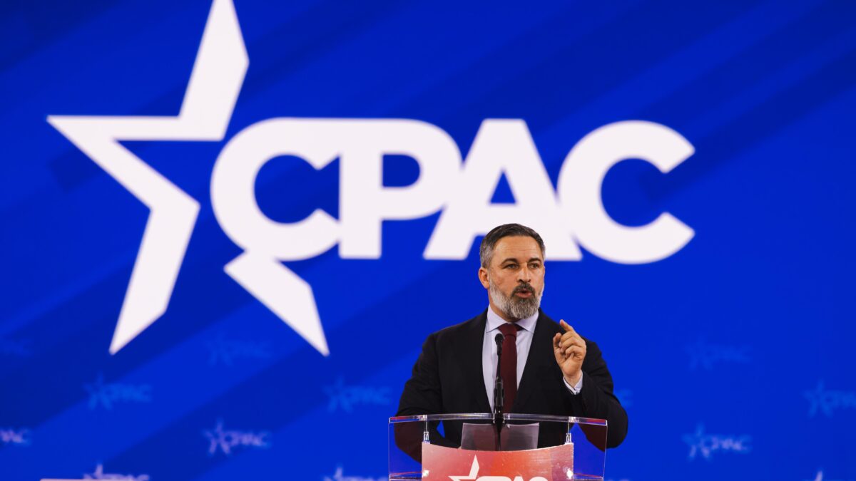Abascal acusa desde EEUU a Sánchez de financiar a Putin: «Él paga las bombas»