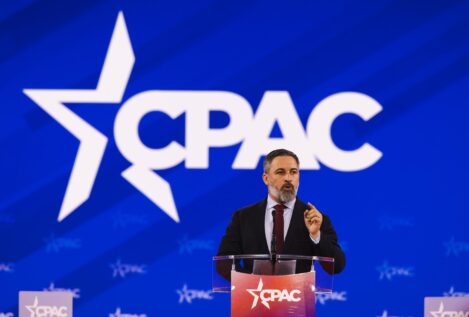 Abascal acusa desde EEUU a Sánchez de financiar a Putin: «Él paga las bombas»