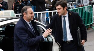 El Supremo retira el pasaporte a Ábalos y le obliga a comparecer cada 15 días en el juzgado