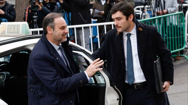 El Supremo retira el pasaporte a Ábalos y le obliga a comparecer cada 15 días en el juzgado