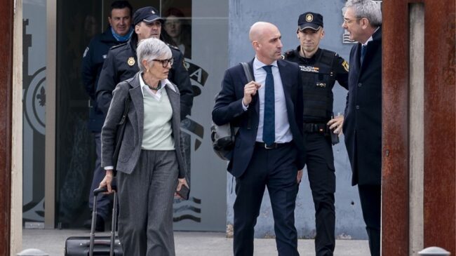Denuncian el «inadecuado» trato al perito sordomudo que testificó en el juicio a Rubiales