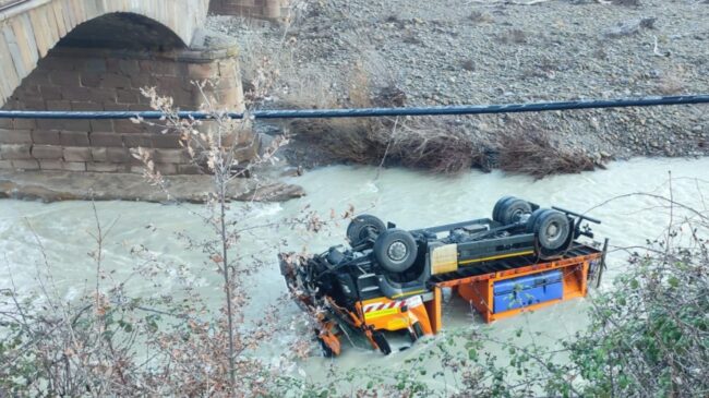 Una quitanieves se sale de la vía y cae desde 15 metros en Puente la Reina de Jaca (Huesca)