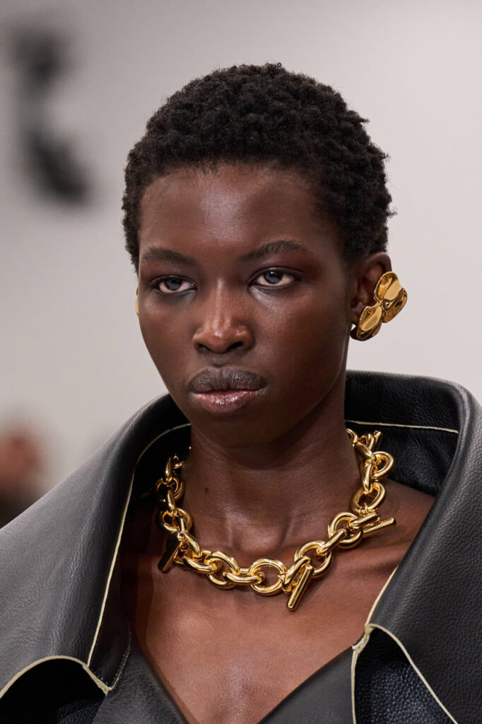 Joyas doradas en formato XXL de Acne Studios
