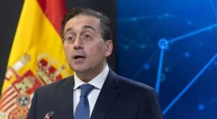 Albares duplica una placa contra la represión franquista para sacar pecho en el 'año Franco'