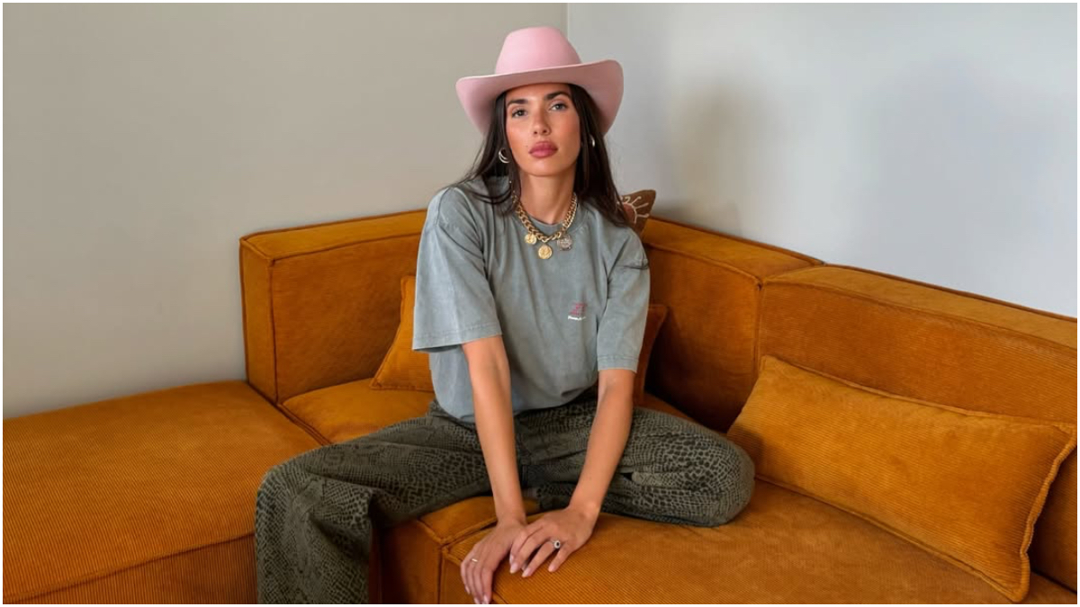 Entramos en la casa de la influencer Ana Moya en Valencia: salón, cocina abierta y gimnasio