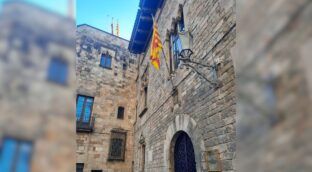 Duch vuelve a colgar la bandera española en la Consejería de Acción Exterior de la Generalitat