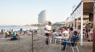 El fuerte aumento del absentismo laboral amenaza el ‘boom’ del turismo en España