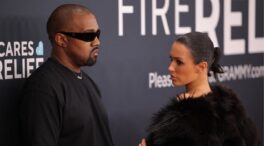 Bianca Censori, mujer de Kanye West, causa polémica en los Grammy al posar desnuda