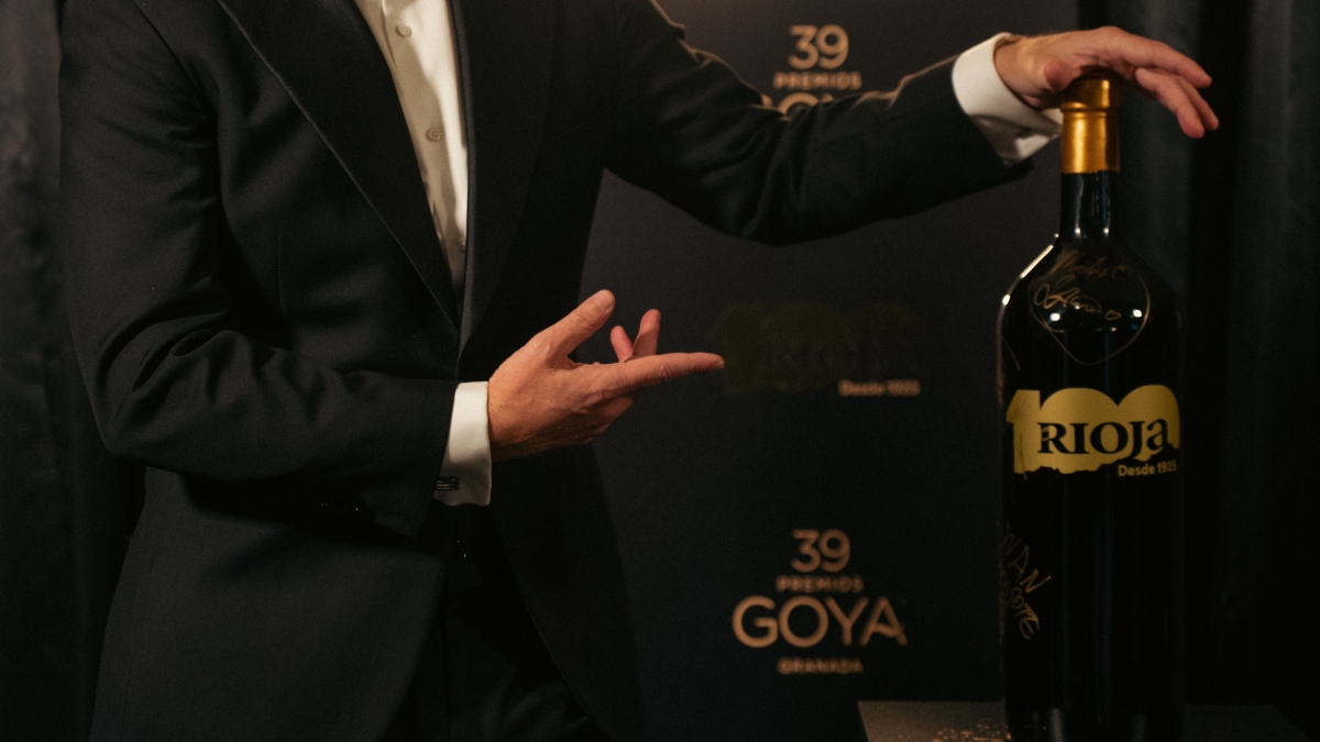 Aparecen las dos botellas de Rioja extraviadas y firmadas por premiados en la gala de los Goya