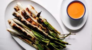 Calçots, cardo a la navarra o menestra: grandes platos de invierno y lugares para disfrutar