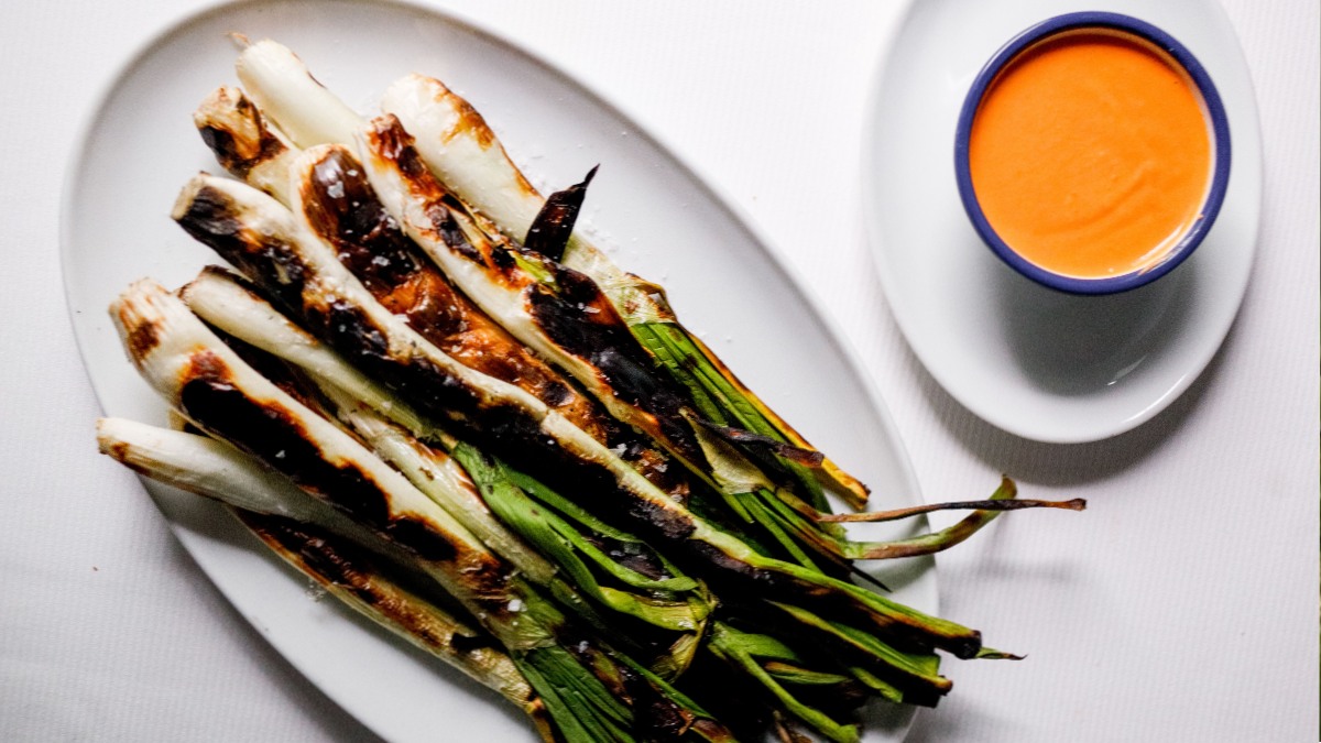 Calçots, cardo a la navarra o menestra: grandes platos de invierno y lugares para disfrutar