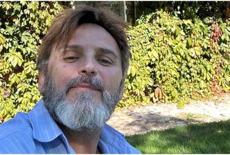 La casa de Fernando Tejero en El Escorial: cocina abierta, decorada en negro y piedra vista