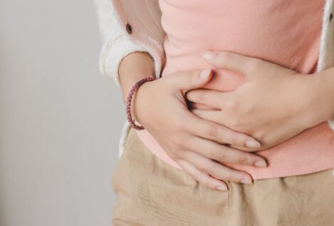 Una ginecóloga explica por qué se produce un desequilibrio hormonal antes de la regla y cómo paliarlo