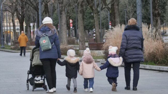 Las adopciones cayeron en España en 2023 pese a que hay 2.400 solicitudes de familias