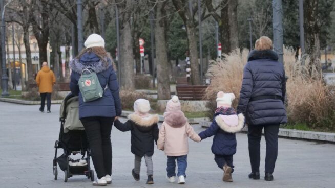 Las adopciones cayeron en España en 2023 pese a que hay 2.400 solicitudes de familias