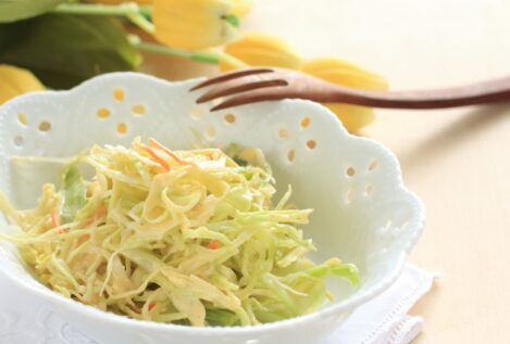 Ni cebolla, ni lechuga: esta es la ensalada de col que lleva tan solo dos ingredientes