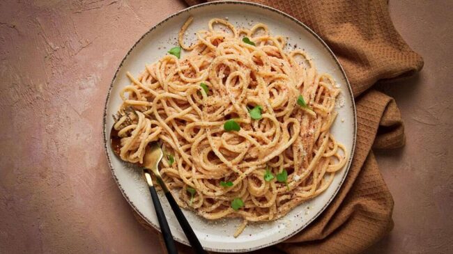 Espaguetis con ajo y aceite: el plato estrella en Italia que te puedes llevar para comer a la oficina