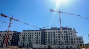 Los rumanos superan a los marroquíes en la compra de vivienda en la mayoría de regiones