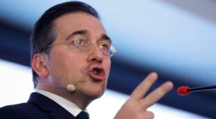 Los diplomáticos acusan a Albares de vetar a los españoles en el servicio exterior de la UE