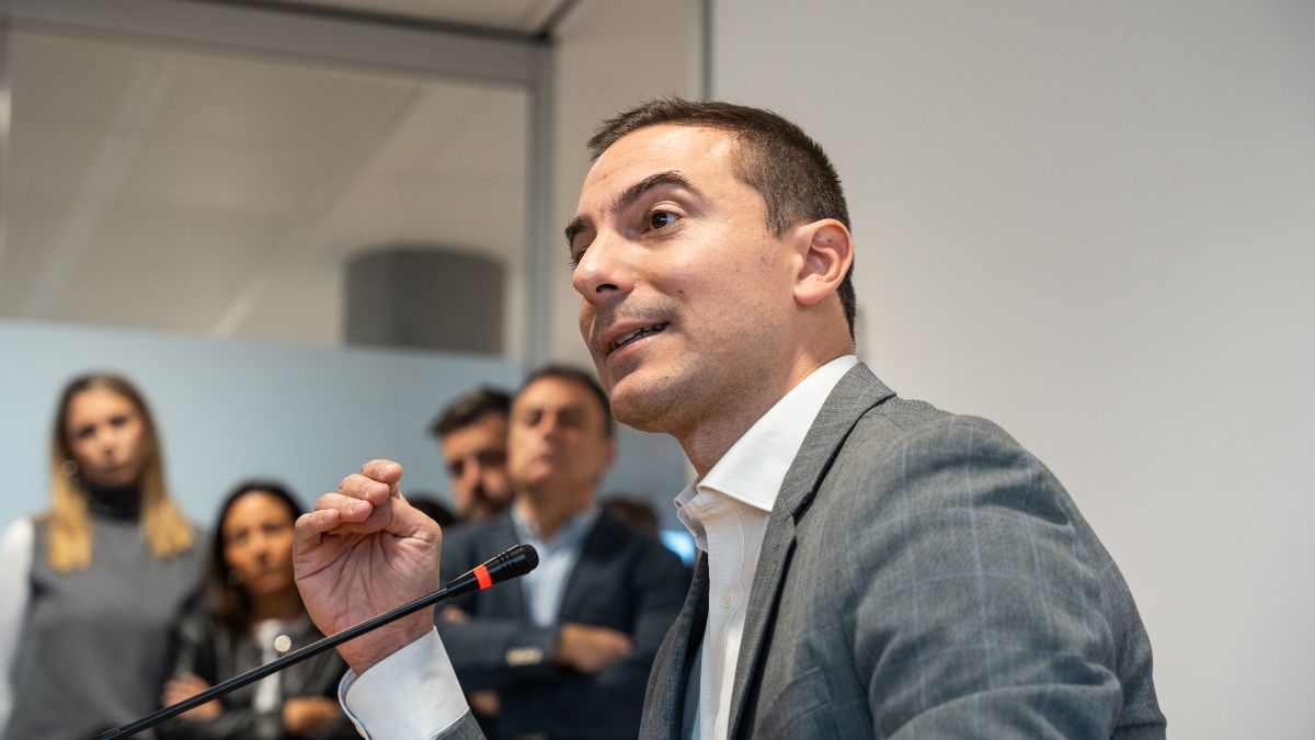 Lobato sigue como senador, renunciando a su sueldo, y se reincorpora a la Agencia Tributaria
