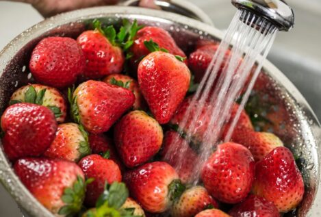 Cómo lavar correctamente la fruta: una experta explica por qué el agua no es suficiente