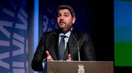 López Miras acusa a Sánchez de usar a los inmigrantes para «seguir en la Moncloa»