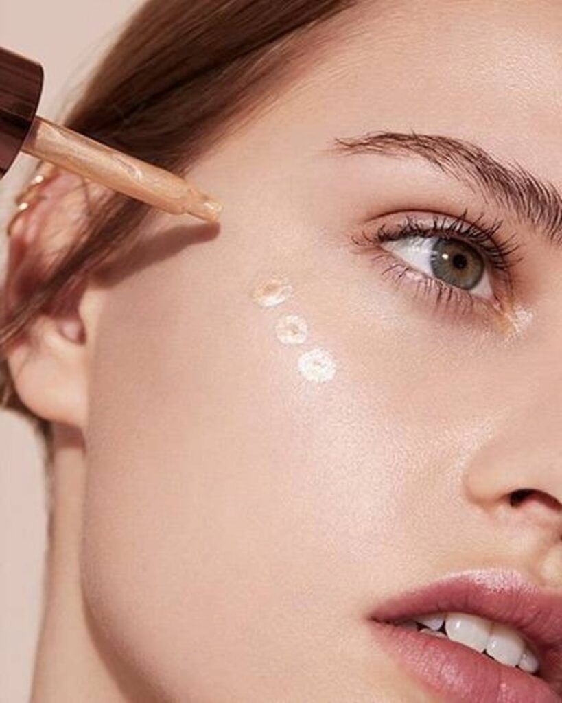 Aplicación del iluminador en el eyelighter. (Fuente: L´Oreal Paris)