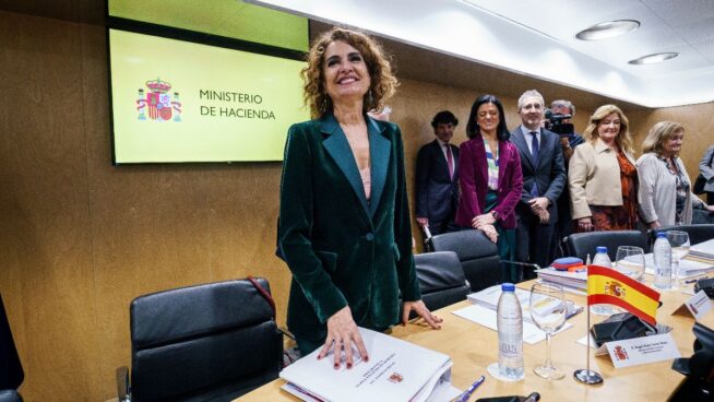 Montero tilda de «deslealtad inédita» el plante del PP al Consejo tras aprobar la quita de deuda