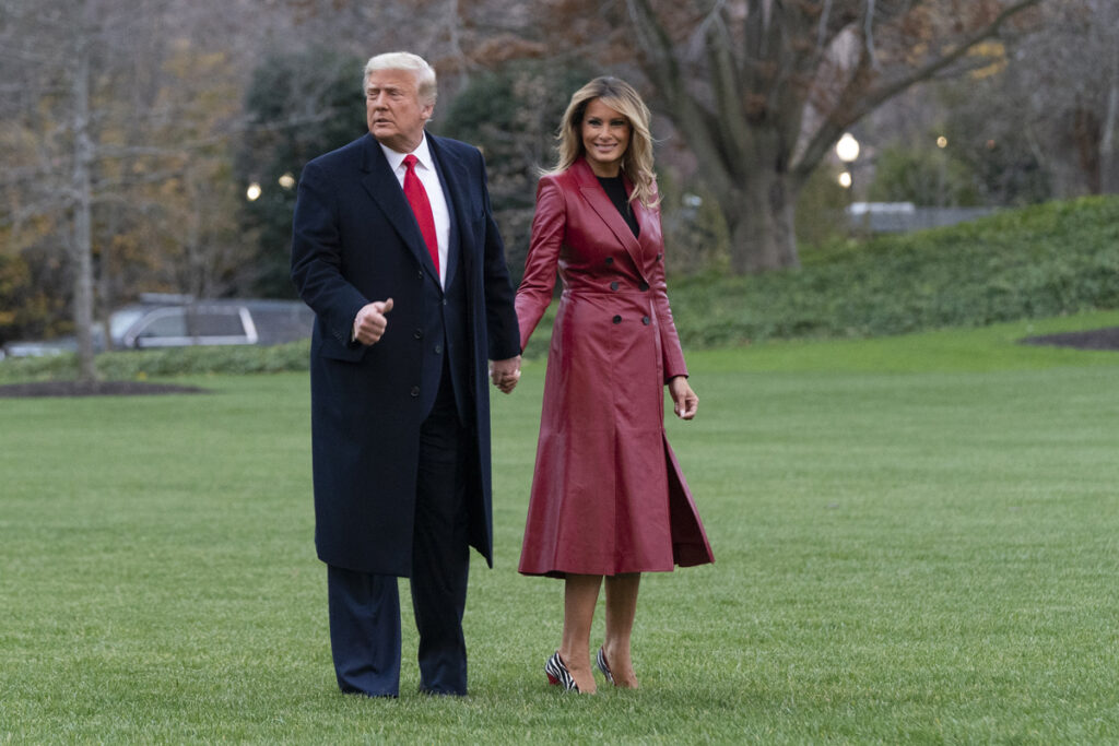 Melania Trump con abrigo estructurado en color burdeos. (Fuente: EFE)