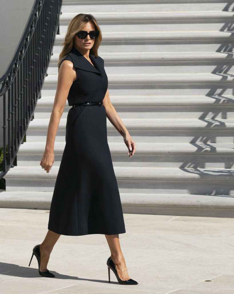 Las gafas de sol son el accesorio imprescindible para Melania Trump. (Fuente: EFE)