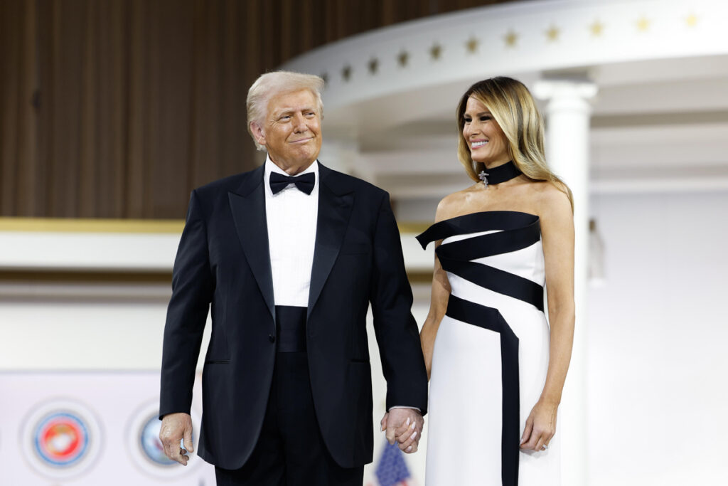 Vestido en blanco y negro elegido para la toma de posesión el pasado enero. (Fuente: EFE)
