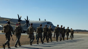 Trump envía el primer avión con inmigrantes a la prisión de Guantánamo: «No pierde el tiempo»