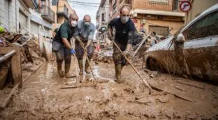 El Gobierno regularizará a 25.000 inmigrantes afectados por la dana