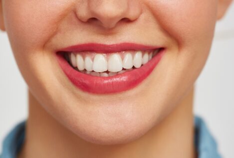 Una tiktoker nos enseña su truco para tener los dientes blancos con esta pasta de dientes