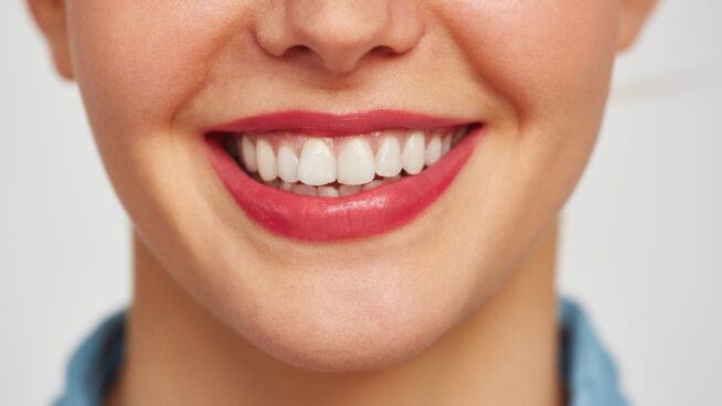 Una tiktoker nos enseña su truco para tener los dientes blancos con esta pasta de dientes