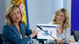 Pilar Alegría contradice en público a Yolanda Díaz al hablar del IRPF y del SMI: «No es así»