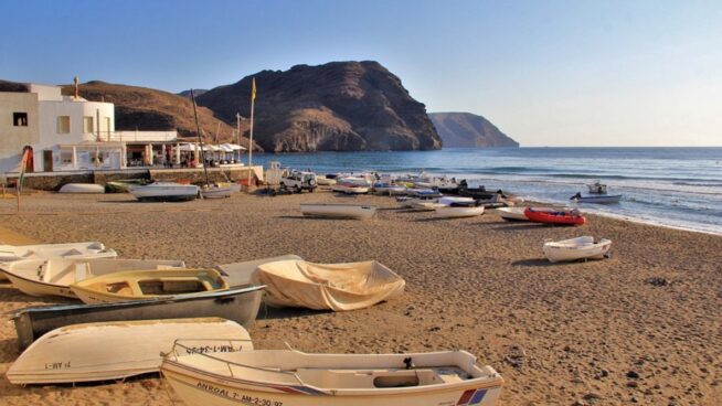 Un rincón andaluz: una playa de aguas turquesas en un pueblo costero de Almería