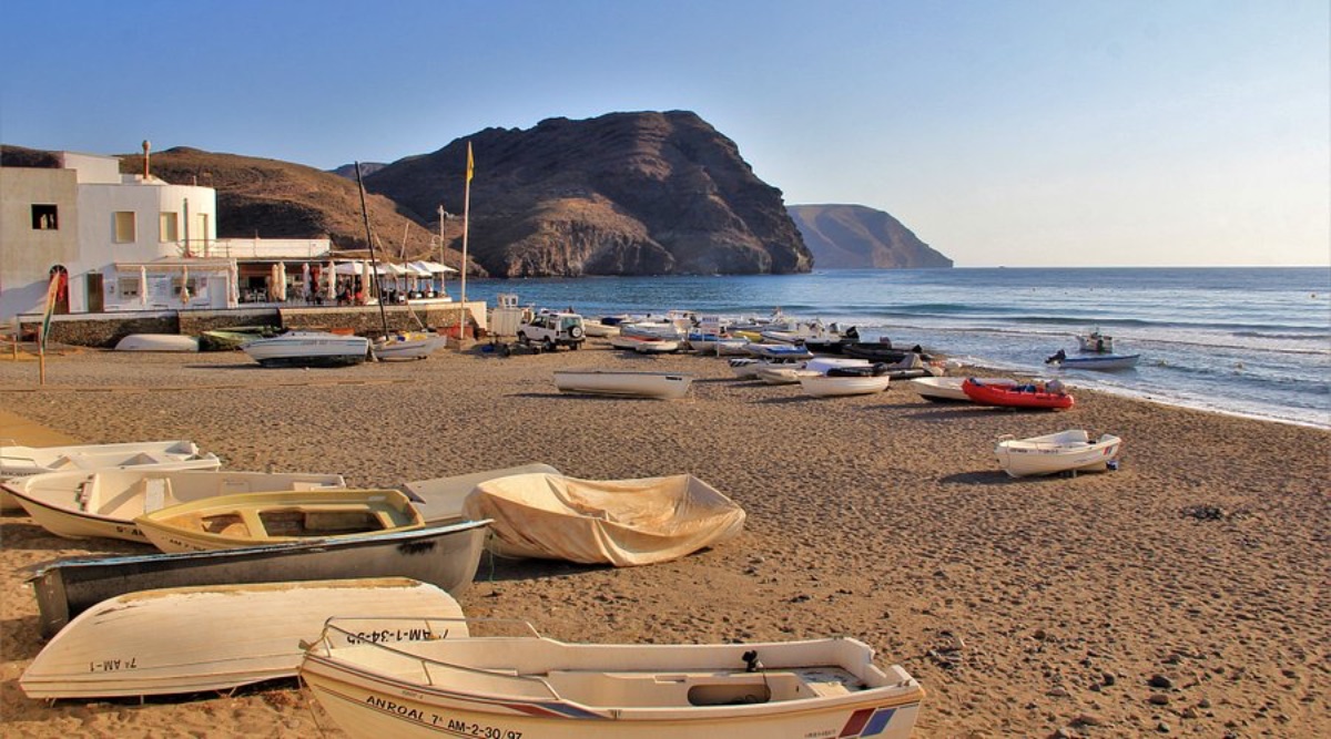 Un rincón andaluz: una playa de aguas turquesas en un pueblo costero de Almería